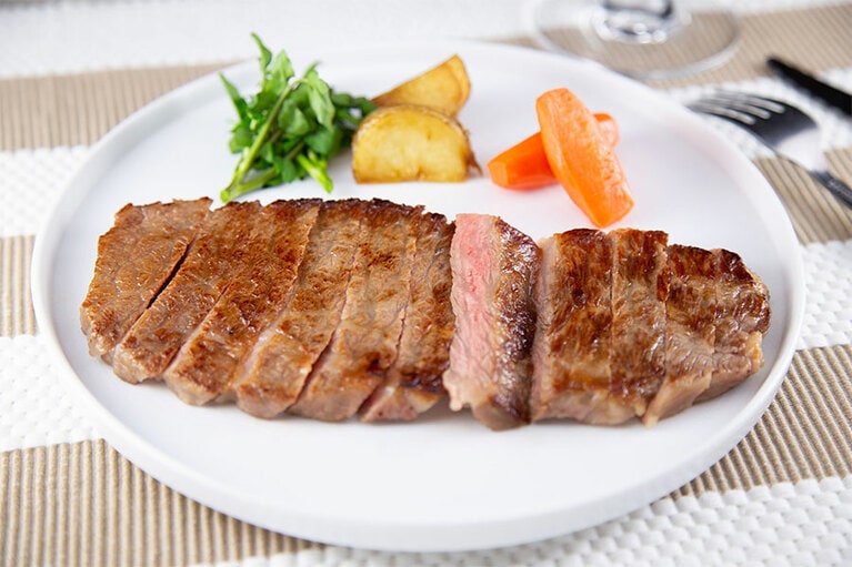 サーロインステーキ 5,400円 180グラム ソース付。