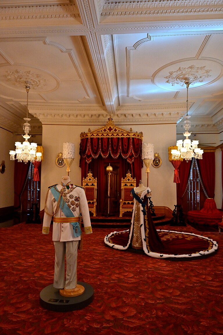 オリジナルのシャンデリアが豪華な王座の間。王の正装の胸元には日本から贈られた勲章も。