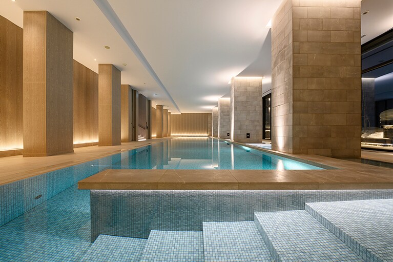 パーク ハイアット ニセコ HANAZONO［北海道／花園温泉］屋内プールは年間通して楽しめる。