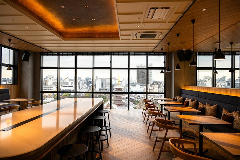 「粋だねぇ、明けの浅草さんぽ」期間：通年、時間：4月1日～9月30日 6:00AM、10月1日～3月31日 6:30AM、所要時間：1時間、対象：年齢制限なし、含まれる内容：ツアーガイド、定員：最小催行人数1名、最大定員10名、集合場所：屋上のルーフトップテラス、料金：無料。