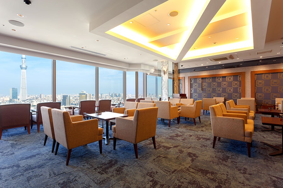 ホテル28階「アイスハウス」では、通常席、窓際から東京スカイツリー®や、眼下の浅草寺の眺望が広がるベストビュー席（有料席）がセレクトできる。