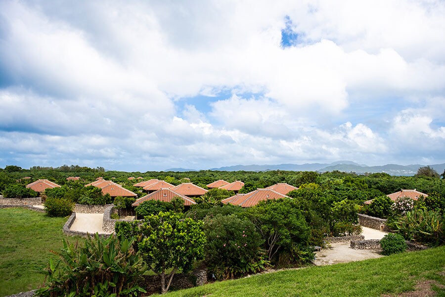 沖縄の伝統建築を踏襲した48棟の家々が連なる、竹富島の「もうひとつの集落」。