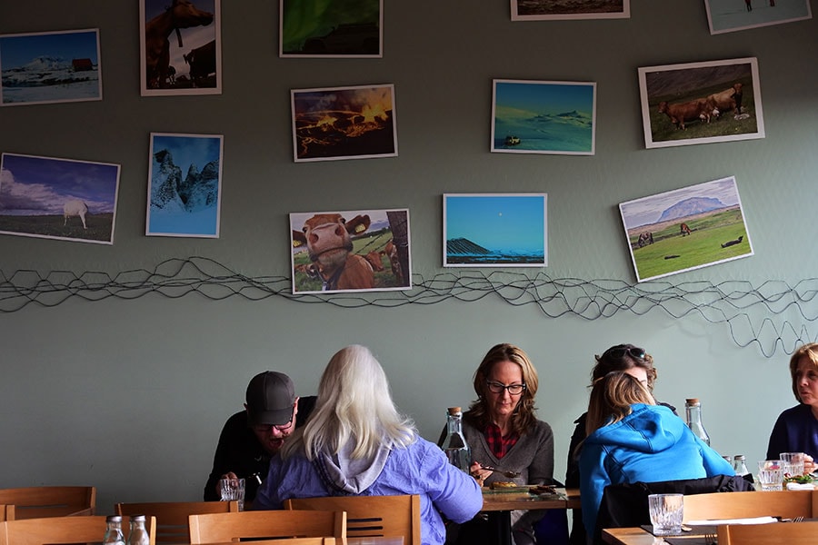 壁にはアイスランドの風景写真が。地元の人々からも愛されるレストラン。