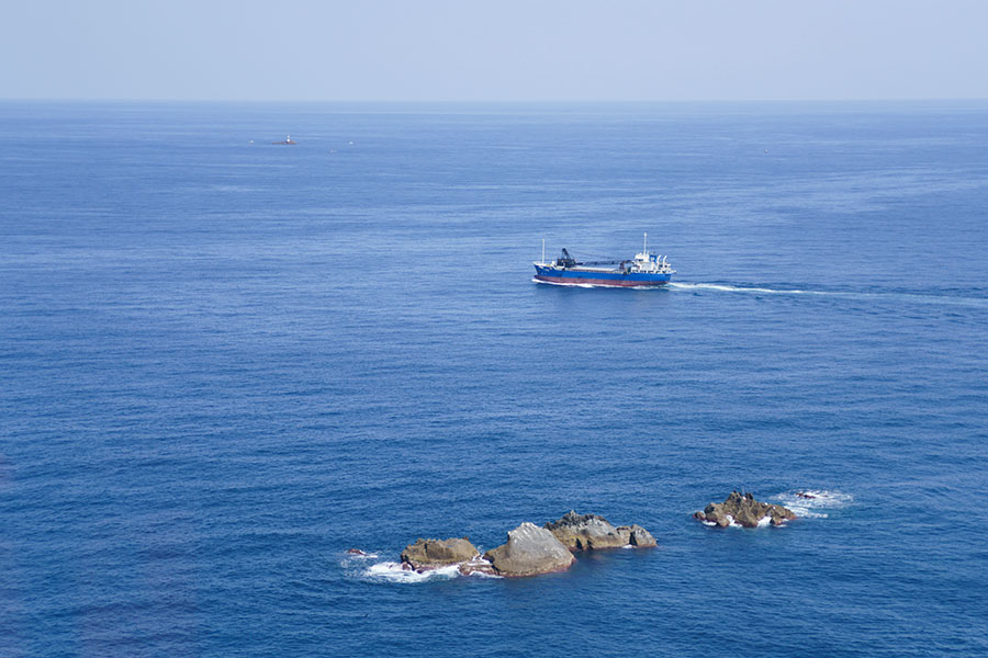 眼前に広がる日本海。大小さまざまな船が往来している様子も見ることができる。