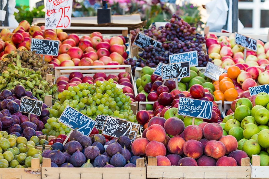 新鮮なフルーツや野菜が並ぶコペンハーゲンのマーケット。デンマークでは、安心・安全な食べものが日常のなかですぐに手に入ります。Photo: MARIUSZ PRUSACZYK/123RF