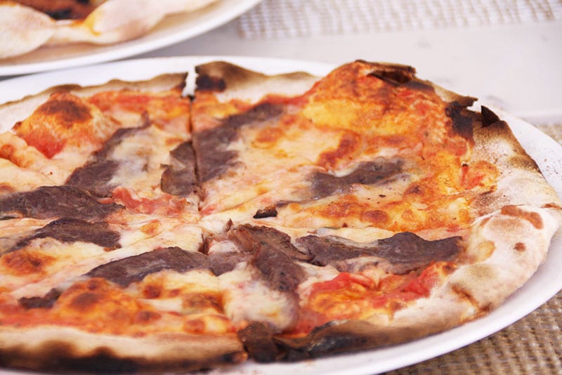 薄生地タイプ、焼きたてパリパリのピザ。