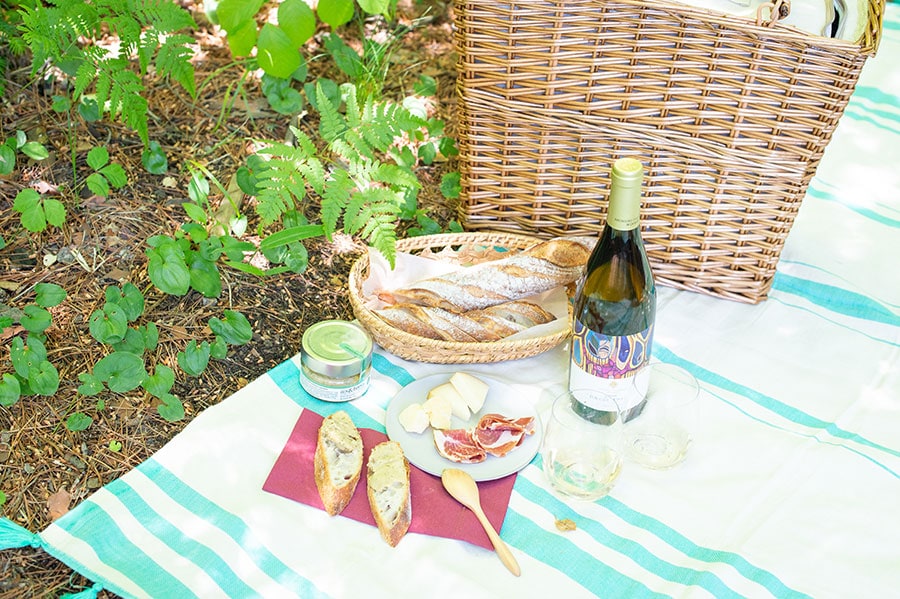 「シャルドネステイ」には、ピクニックに便利なポータブル型のワインクーラーとタンブラー、ラグマットが特典として付く。