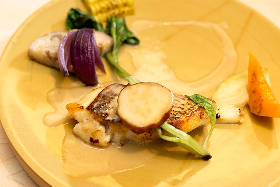 メインの魚は、瀬戸内海で揚がった旬の魚介のロースト、白ワイン仕立て。