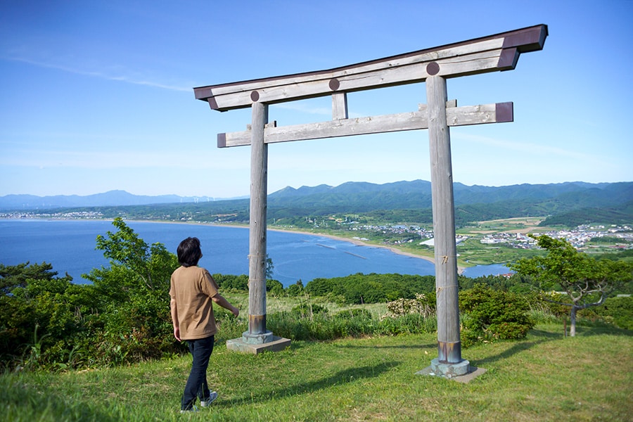 夷王山神社の鳥居越しに日本海を眺める。