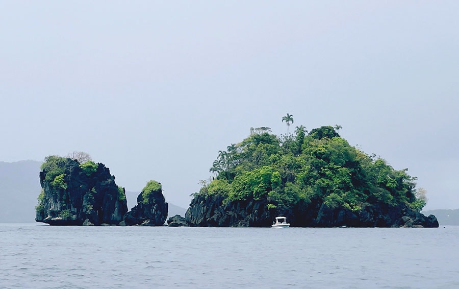 小さな島が並ぶピナシル島。洞窟があるのは、右側のいちばん大きな島だ。