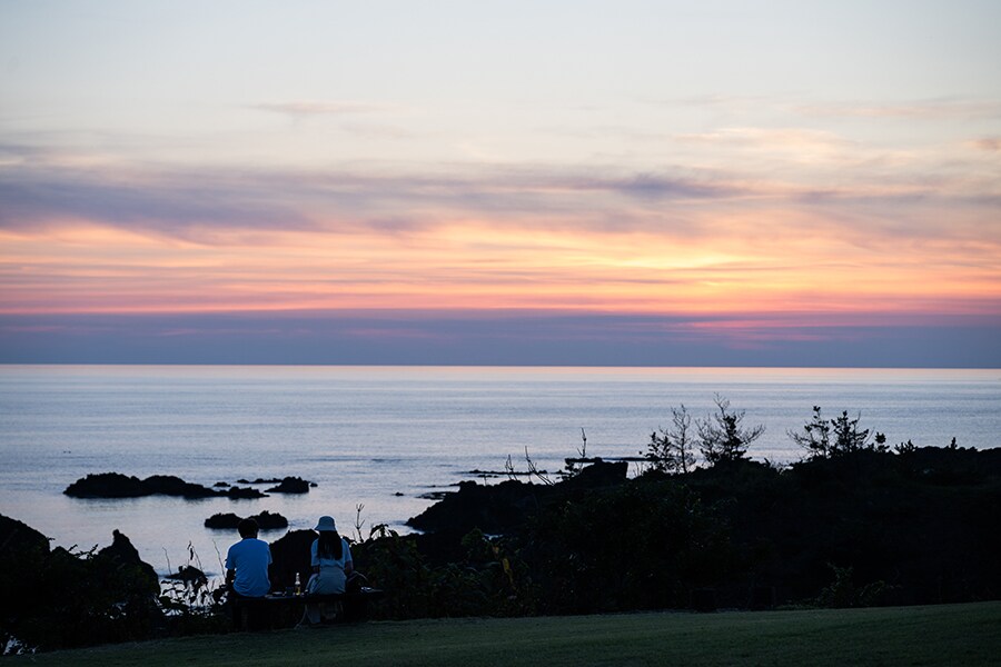 島の西海岸は夕日の名所が多く、思わずペダルを止めてしまう光景に出合えることも。