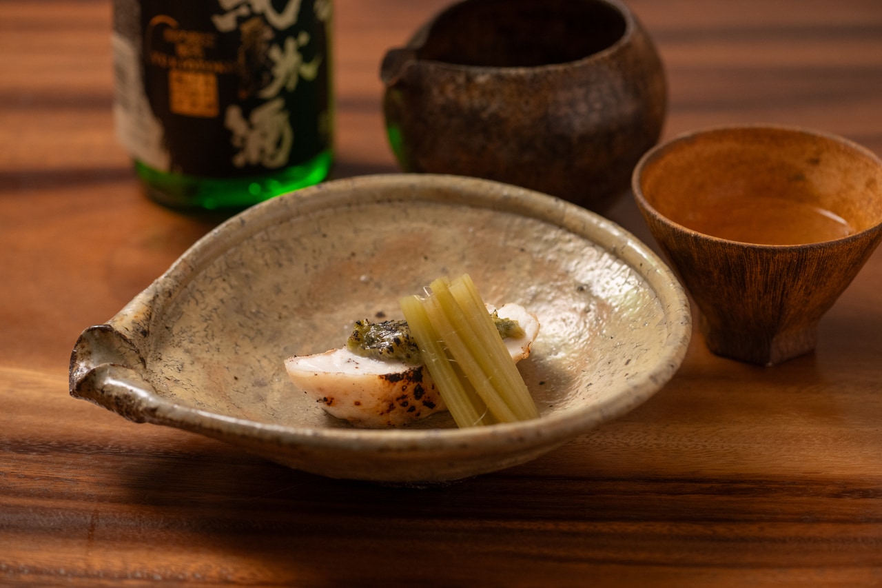 6品目の「鯛」は青木酒造の「雪男 純米酒 愛山」を燗酒で。キレのある後味が見事。