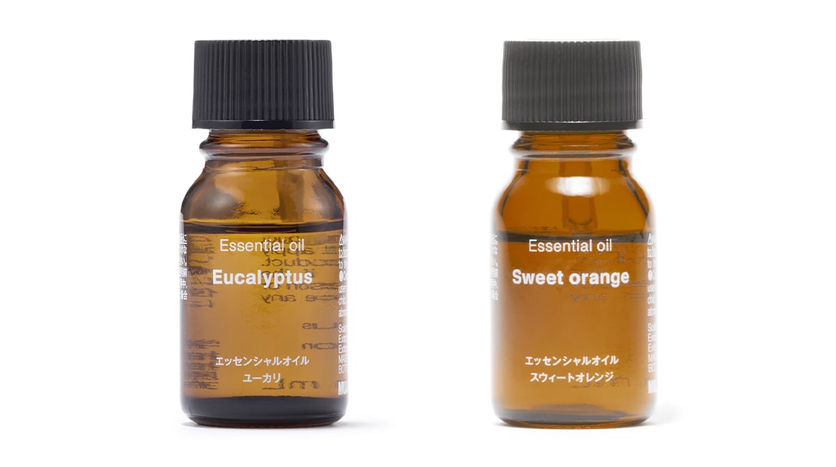 下田さんお気に入りのエッセンシャルオイル。〈左〉鼻通りがすっとするような、葉っぱの青さと透明感のある香り。エッセンシャルオイル　ユーカリ　10mL　1,190円。〈右〉甘くてフレッシュさもあるスウィートオレンジの香り。エッセンシャルオイル　スウィートオレンジ　10mL　1,190円。