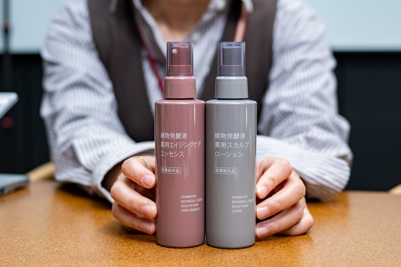 （左）植物発酵液 薬用エイジングケアエッセンス［医薬部外品］150mL 1,590円、（右）植物発酵液 薬用スカルプローション［医薬部外品］150mL 1,390円。※店舗により在庫状況が異なる。