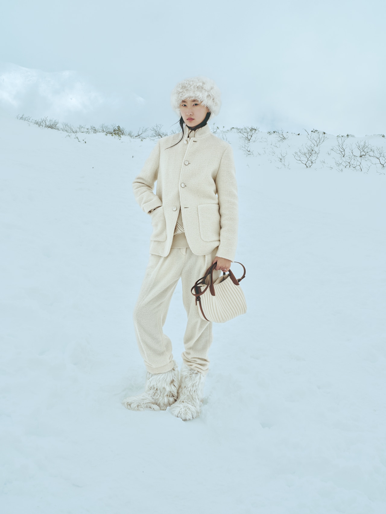 ジャケット 728,200円、セーター 466,400円、パンツ 672,100円、ハット 374,000円、シューズ 541,200円（参考価格）、バッグ 653,400円／ロロ・ピアーナ（ロロ・ピアーナ ジャパン）