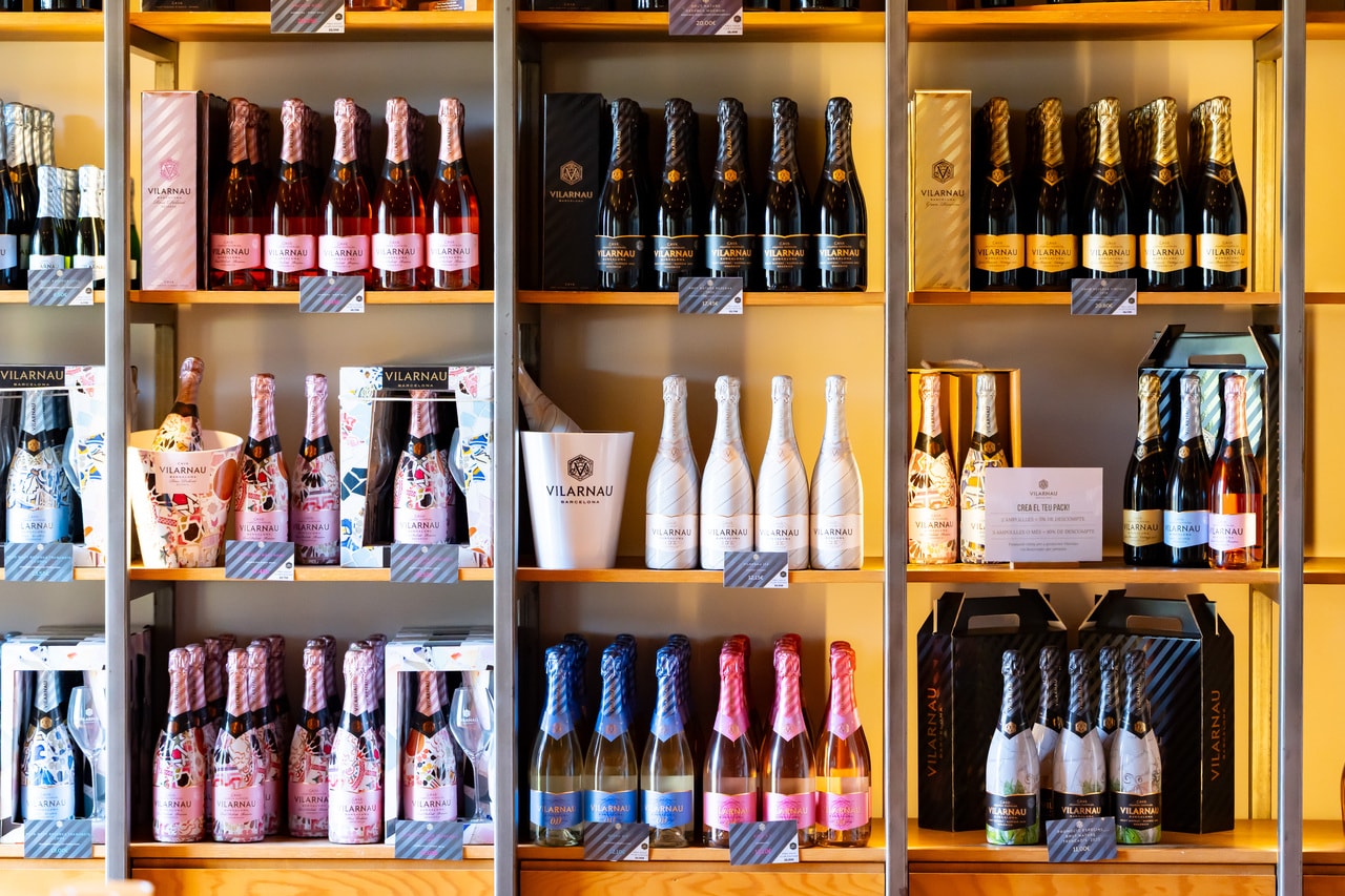 ワイナリー巡りの楽しさは試飲だけでなく、気に入った銘柄をまとめて仕入れられること。