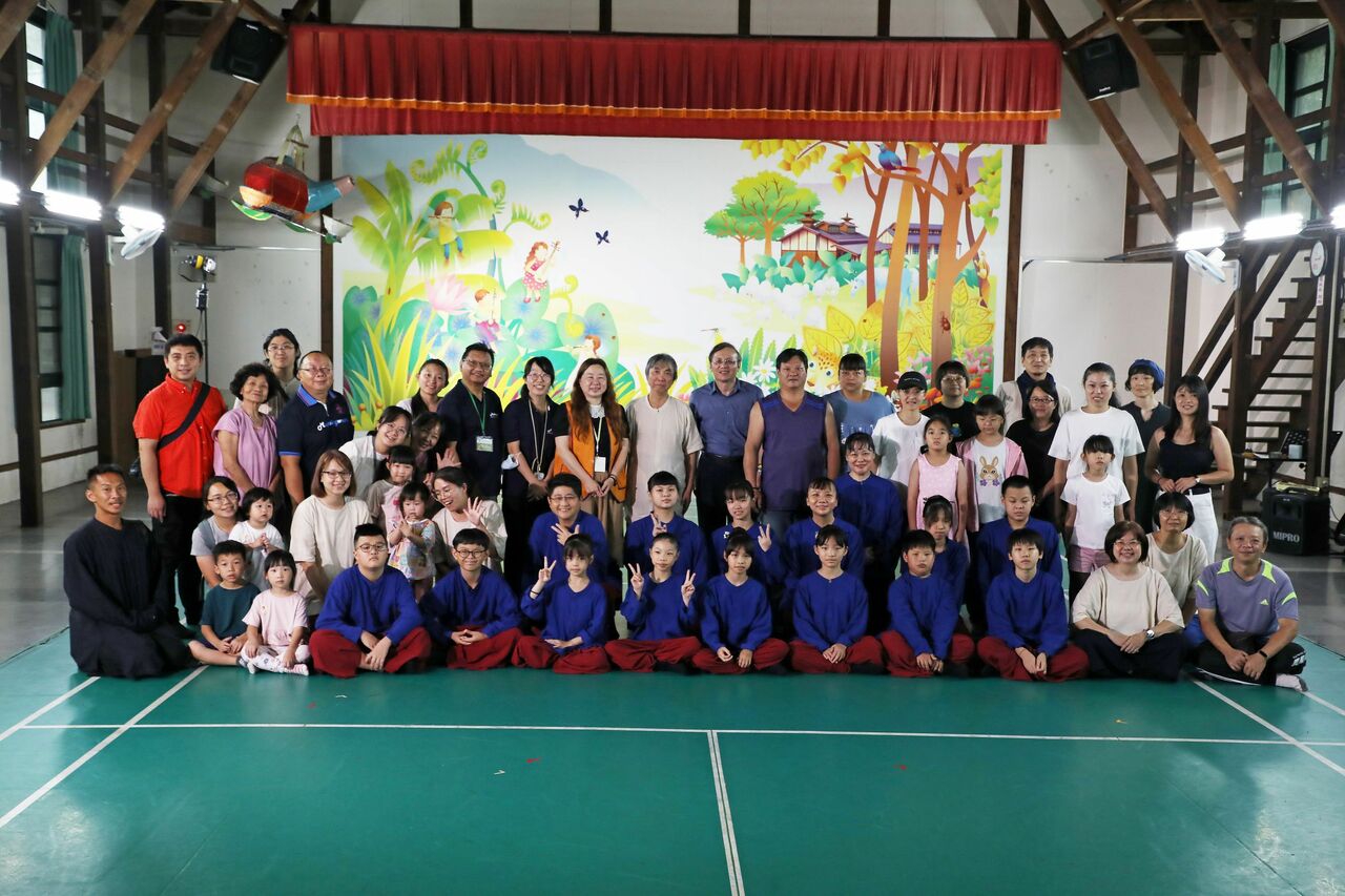 南投県鹿谷郷にある内湖小学校。最後列の真ん中が鄭先生。写真提供：鄭惠中布衣工作室