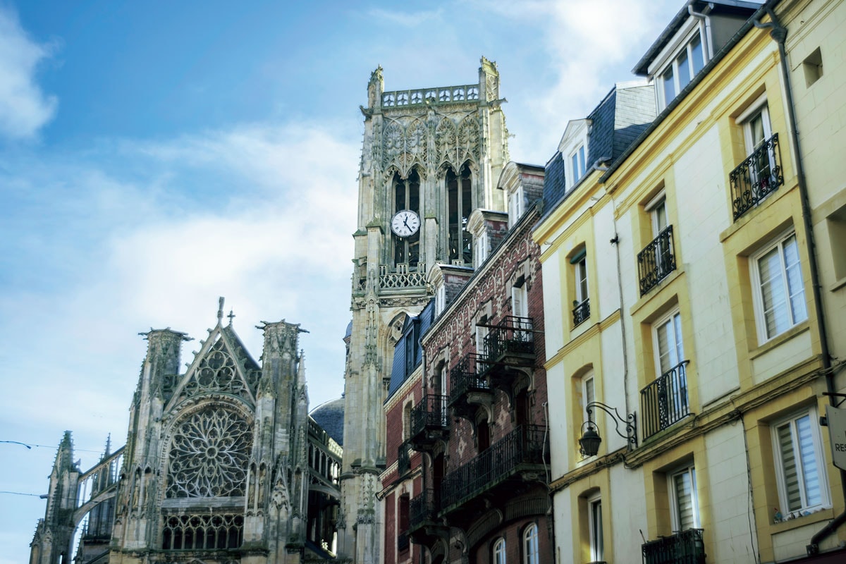 旧市街の中心、聖ジャック教会。跳ね上げ橋を挟んで向かいのポレ地区が漁師の街。