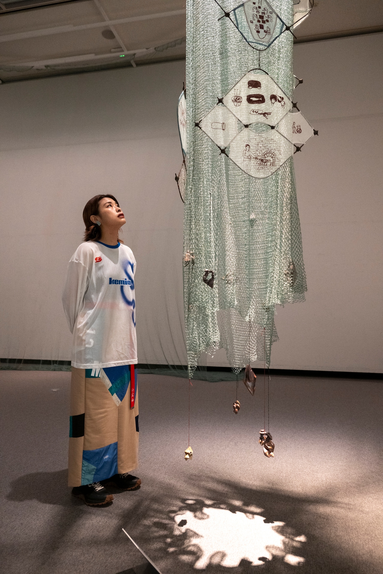 愛知県の西尾市は漁網の生産が盛ん。作品では使われなくなった漁網などを活用し、定置網を想起させる空間を創り出している。