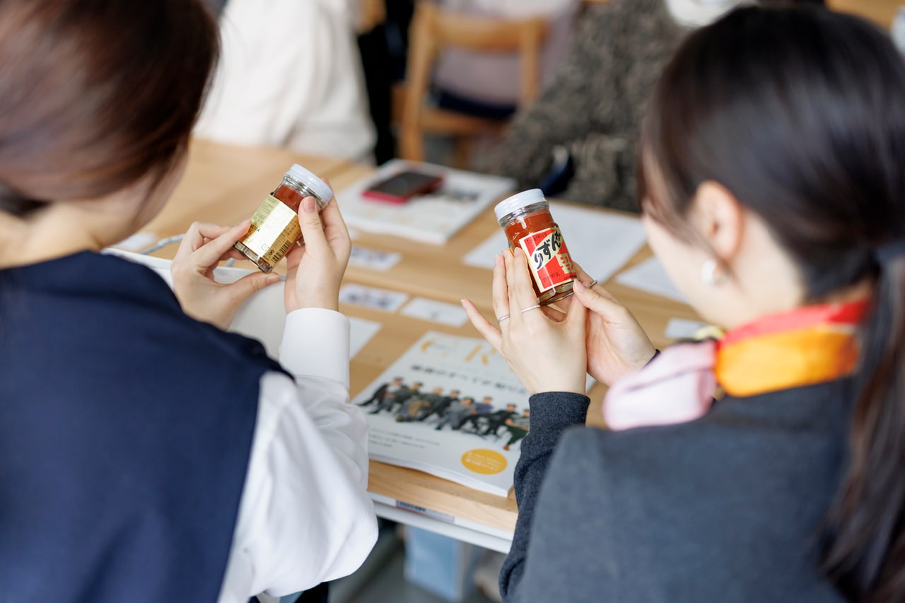 ギフトのひとつ「かんずり」は、新潟県妙高・上越地方に伝わる唐辛子を発酵させた調味料。