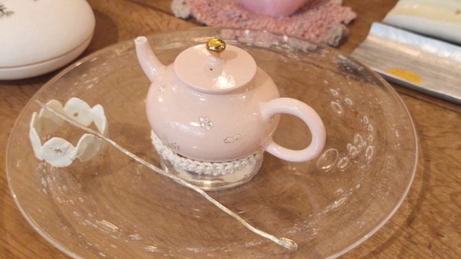 テーブルが華やぐ「白花花」の急須と「studi.o17」の茶針。