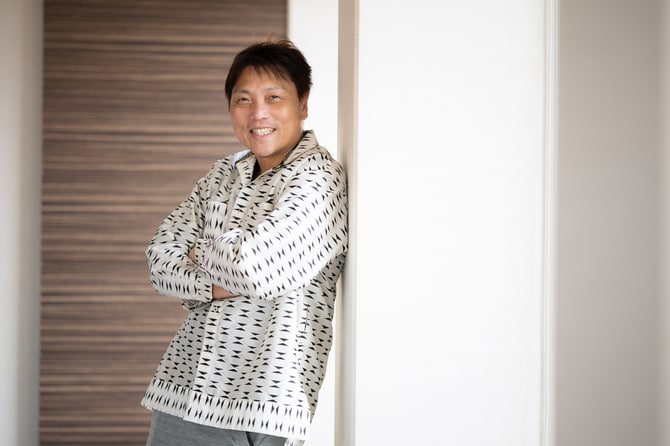「僕、東京に住んでいる人はみんな、実質は貧乏やと思うんです。田舎にいたら土地は安く買えるのに、狭い74平米を2億円とかで買うんです。ファミリータイプの車に500万円使って、子供を私学に行かせたらお金はもうないじゃないですか」八木さんの話は止まらない。