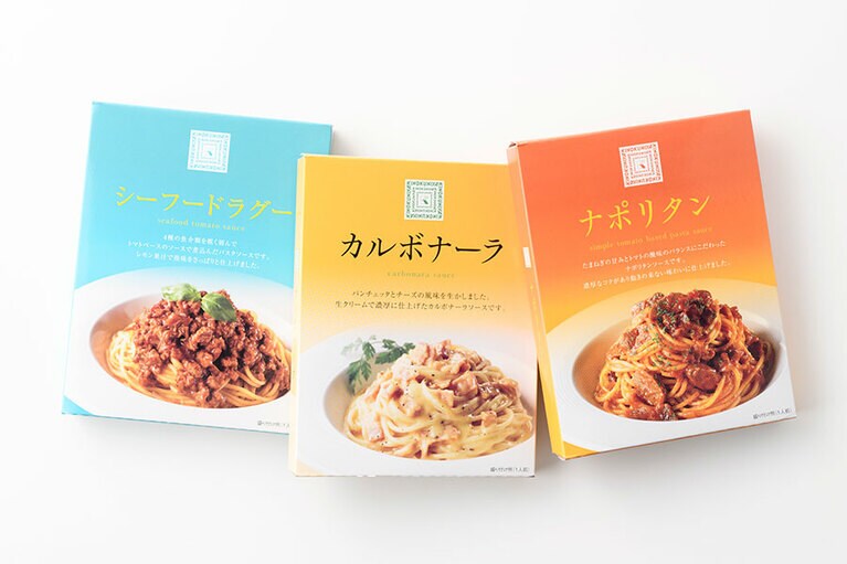 パスタソース 。左から：シーフードラグー550円(140g)、カルボナーラ510円(140g)、ナポリタン389円(140g)／紀ノ国屋