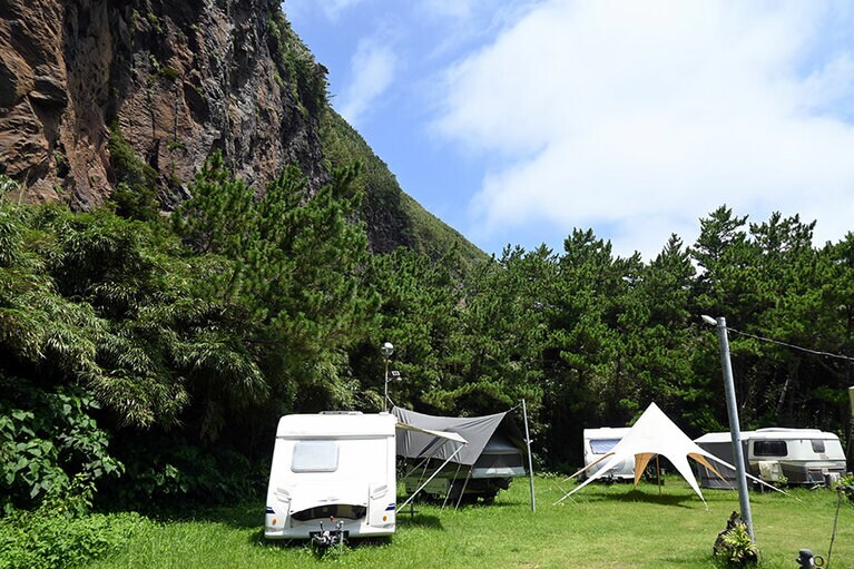 鬼界カルデラの縁部分の断崖。今別府さんがかねてから気に入っていた場所に、イオキャラバンパークを開設することに。2020年開業。