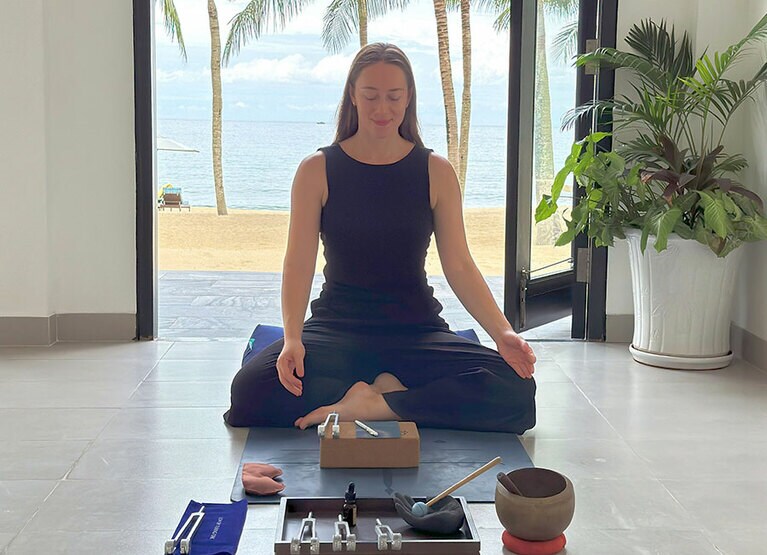 ビーチに建つヨガパヴィリオンで、サウンドセラピーを取り入れた瞑想タイム。