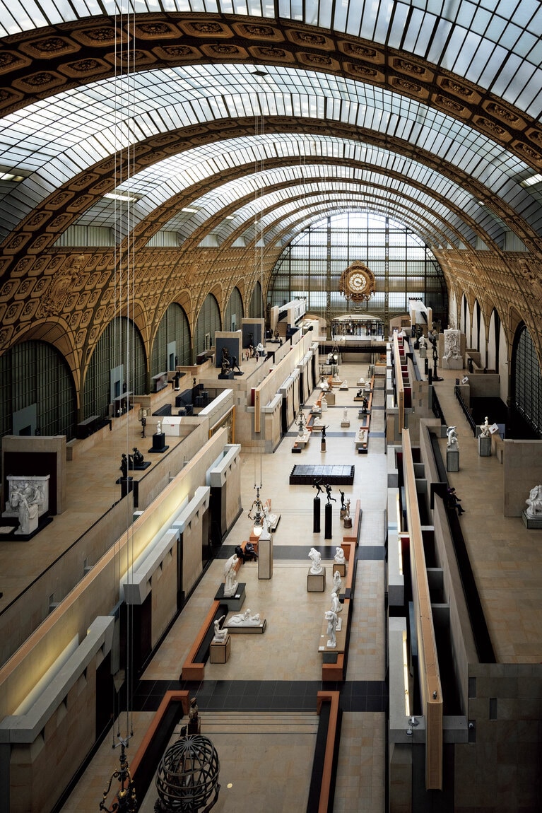 かつての駅舎が美術館に大変身。中央の展示空間には彫刻が並び、その両側のエリアに絵画作品等の展示室がある。