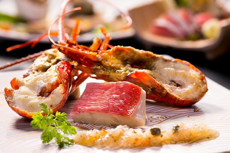 フレンチ懐石、鉄板焼き、和懐石から選べるレストランも魅力。