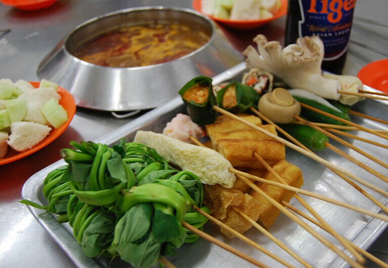 トレーにのっている具は、左から空芯菜、鶏、魚のすり身、油揚げ、肉団子、マッシュルーム。豚モツ、海老、赤貝、ウズラの卵といった具も人気。スープをたっぷり吸わせて食べる食パン(左奥)も必須。