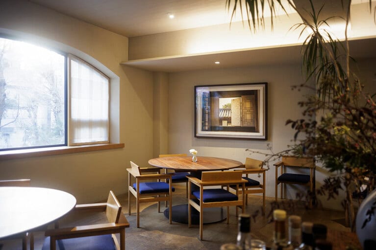 伝統的な街の風景の絵が。