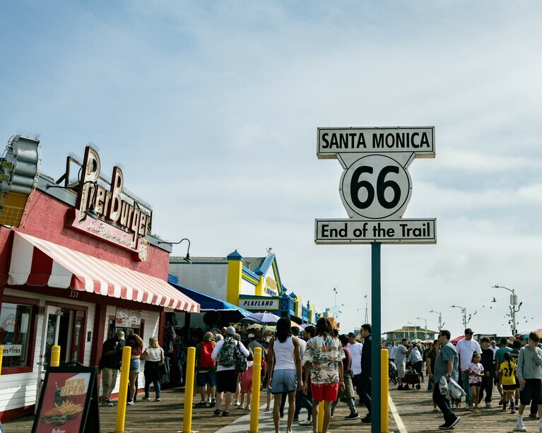 洋上の桟橋に多彩な施設が集まる「サンタモニカ・ピア」。