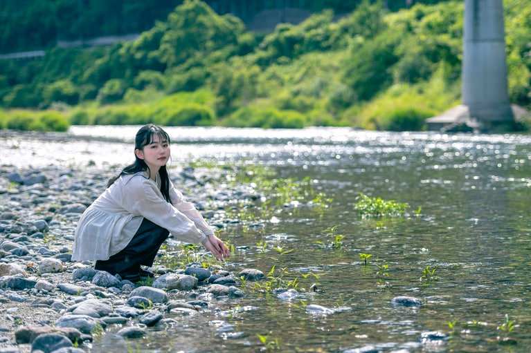 【俳優・山田杏奈がネストローブをまとう】徳島の風が肌に触れる、“心地よさの源泉”を巡る旅