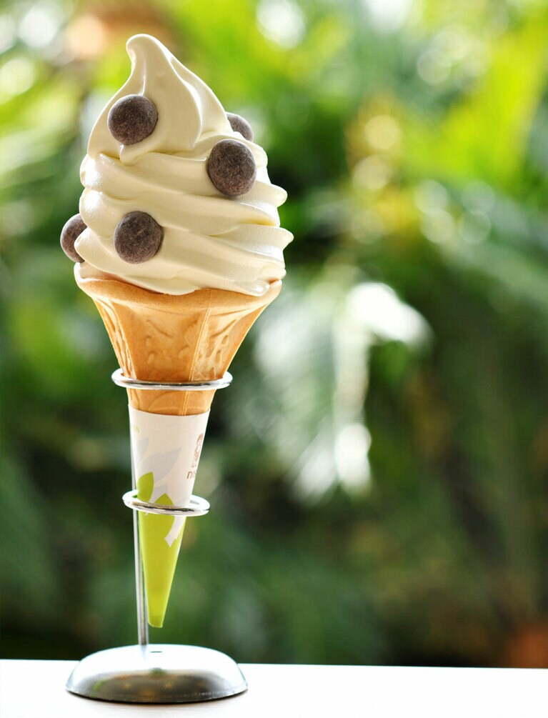 【休暇村 大久野島】「うさんちゅカフェ」の「ウサギのはなくソフト」 380円。 