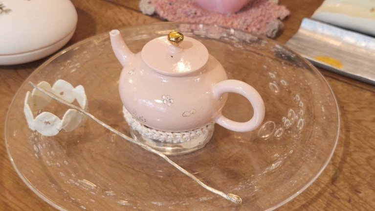 テーブルが華やぐ「白花花」の急須と「studi.o17」の茶針。