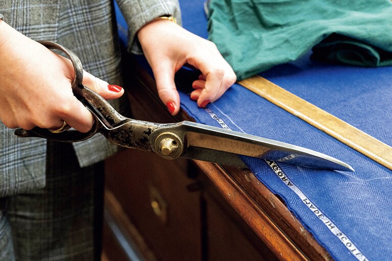 職人の魂であるハサミはテーラーの先輩から引き継いだもの。