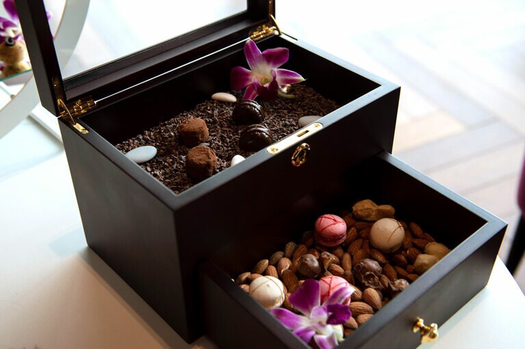 チョコレートやマカロンが入ったスイーツボックス。