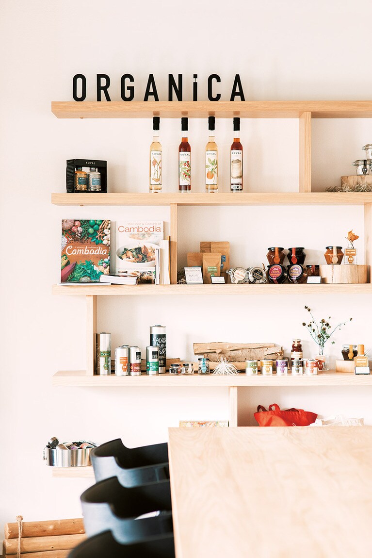 南仏のブランド「メゾンブレモンド1830」の調味料や手づくり石鹼などここでしか手に入らないおみやげが人気。