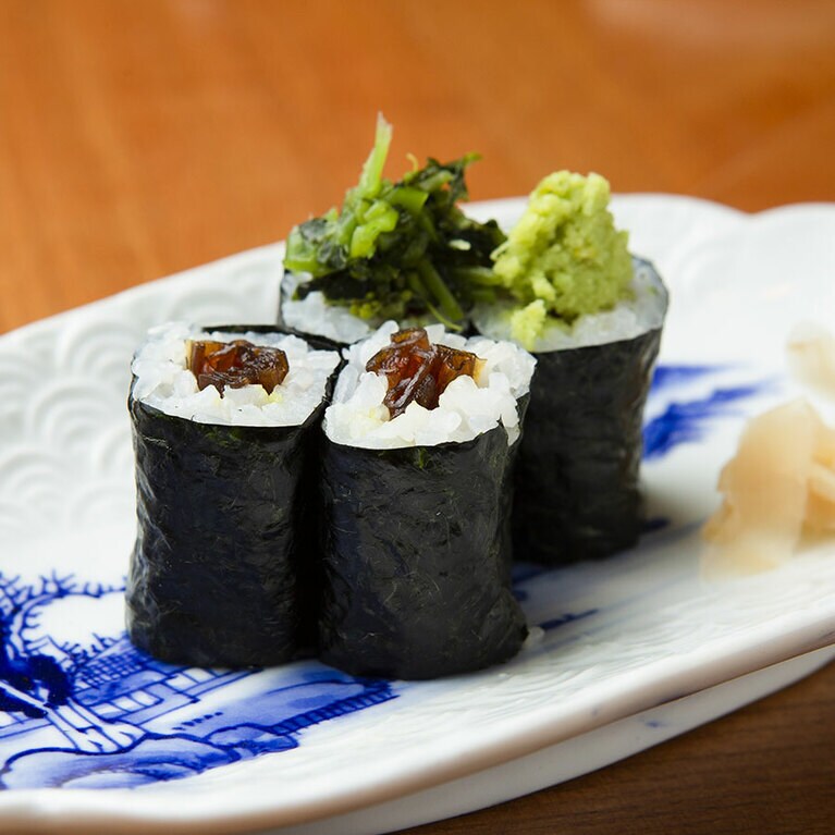 本わさびのすりおろしと葉の醤油漬けがたっぷり乗ったかんぴょう巻、通称“号泣巻き”(800円～) Photo：Tadashi Shirasawa