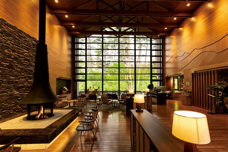 毎日14～21時に火が灯る暖炉ラウンジ。火の揺らぎに心癒やされる。／休暇村 リトリート安曇野ホテル［長野・安曇野］