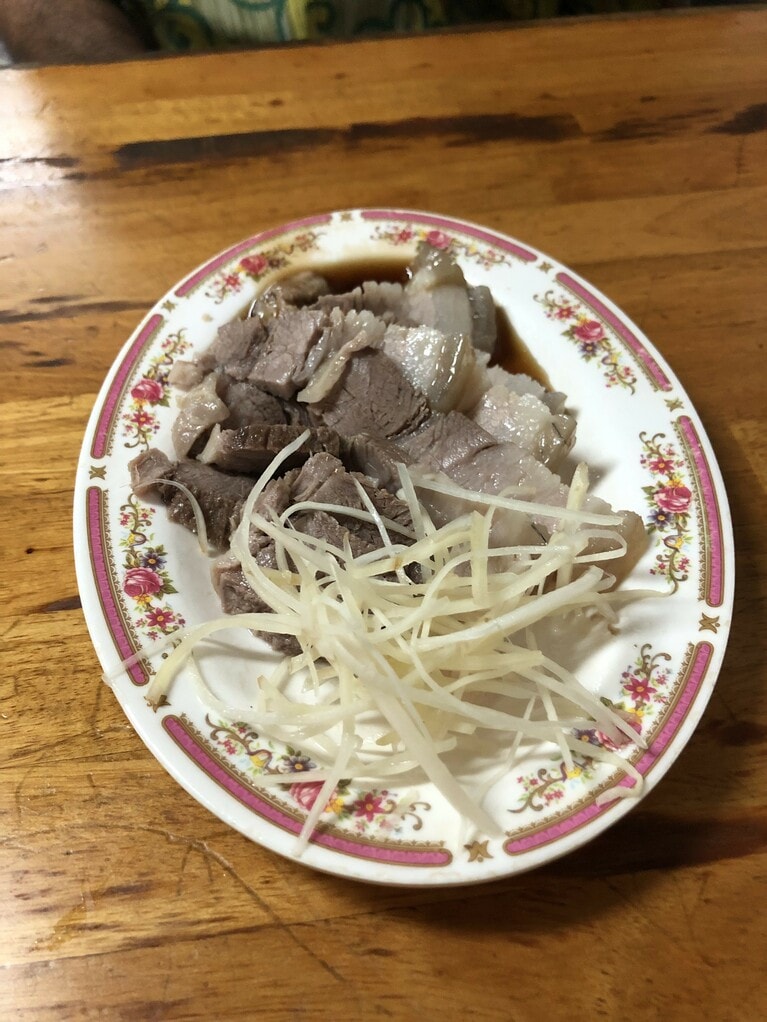 麺のつけあわせもオツ。たっぷりとした量なので、頼みすぎには注意。