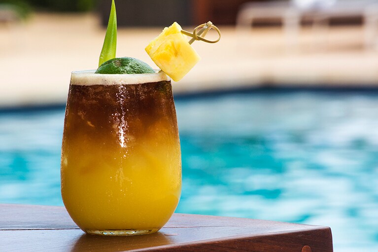 カクテルをミックスするレッスンも行われる。こちらは、ラム酒をベースとしたマイタイ。