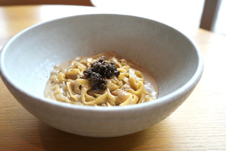 人気のブラウンマッシュルームと黒トリュフのパスタ　2,480円。