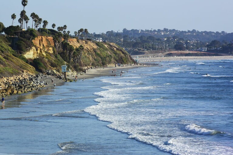 スワミスのビーチは階段を境に左は海水浴客、右はサーファーですみ分けされているようです。