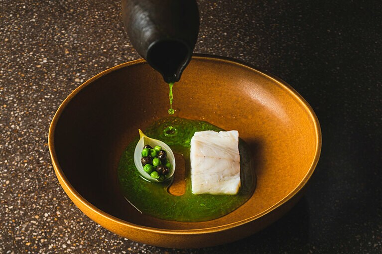 スズキにスナップエンドウのさやから作ったソースをかけていただく。ディナーコースは約15品。16,500円。