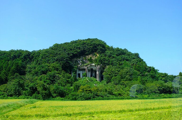 ［日本遺産・滝ヶ原地区］近年まで採掘が行われていた滝ヶ原地区の本山採石場。ペトラ遺跡の神殿のような空間が壮観です。