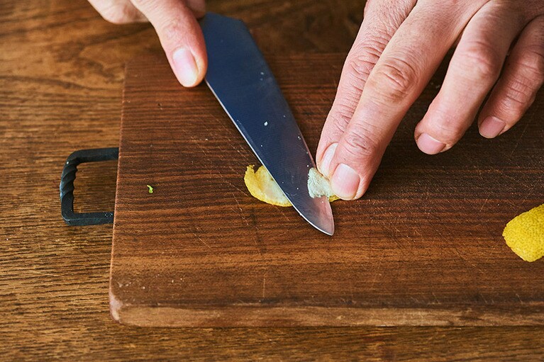 【ワンポイント】柚子は白い薄皮は苦味があるので取り除いてから細かく刻んで。