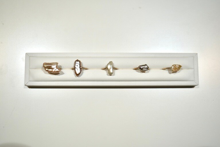 無核の真珠は、池蝶貝が懸命に動いて作り出した過程を感じられる。